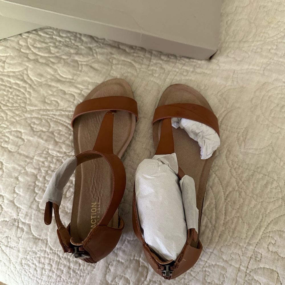 Kenneth Cole Reaction Womens Tstrap Wedge Sandal